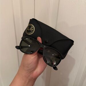 EUC Rayban wayfarer sunglasses unisex